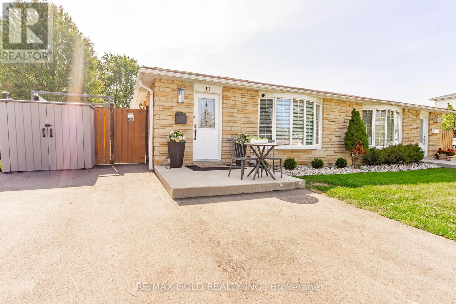 118 Fallingdale Crescent, Brampton, Ontario  L6T 3J6 - Photo 5 - W12406099