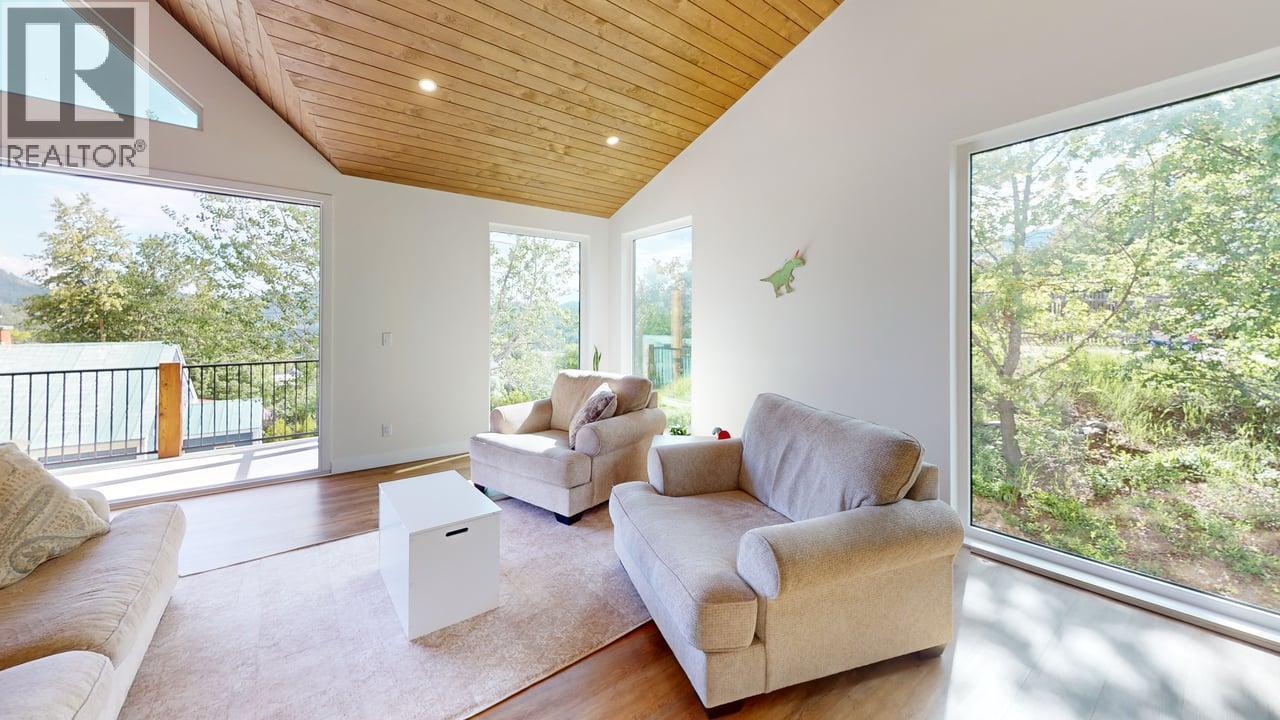 2075 St Paul Street, Rossland, British Columbia  V0G 1Y0 - Photo 12 - 10349851
