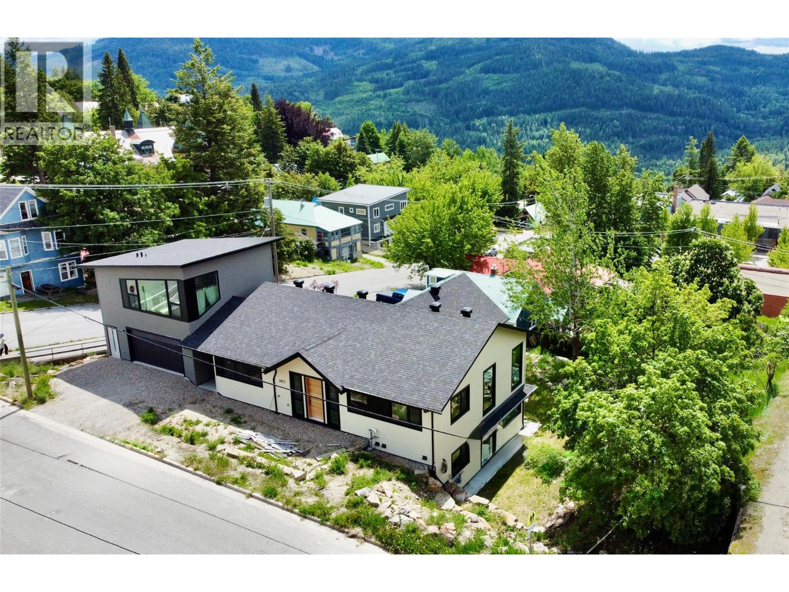 2075 St Paul Street, Rossland, British Columbia  V0G 1Y0 - Photo 1 - 10349851