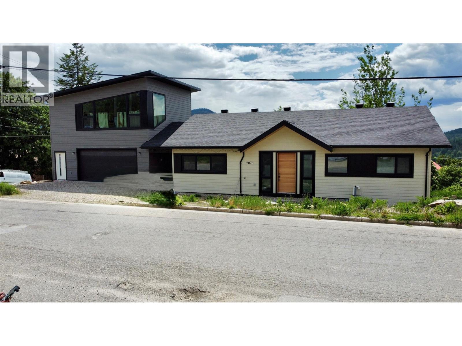 2075 St Paul Street, Rossland, British Columbia  V0G 1Y0 - Photo 2 - 10349851