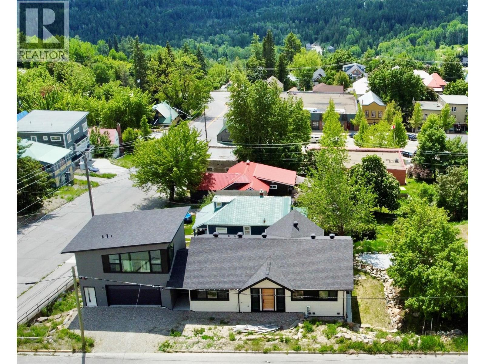2075 St Paul Street, Rossland, British Columbia  V0G 1Y0 - Photo 3 - 10349851