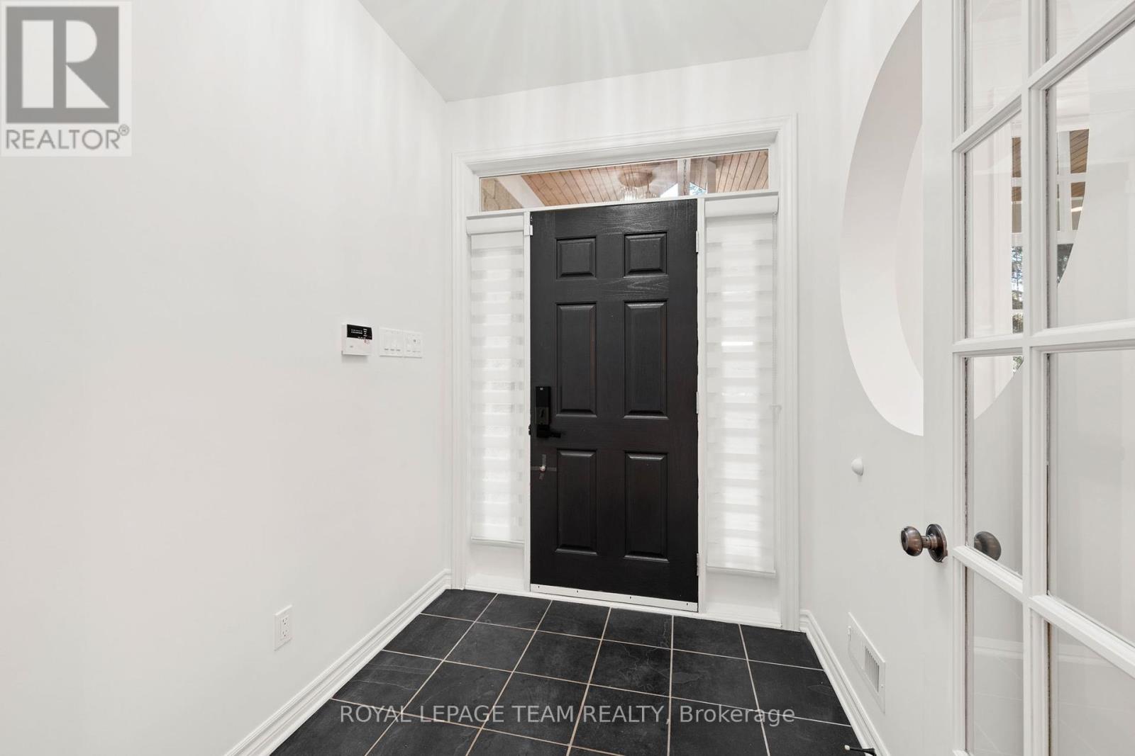60 Ironside Court, Ottawa, Ontario  K2K 3H6 - Photo 5 - X12407659