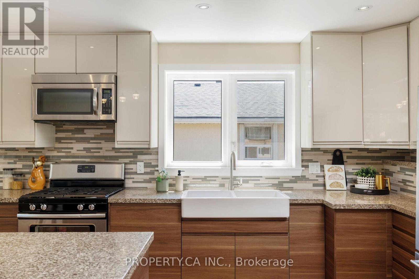 316 Renforth Drive, Toronto (Markland Wood), Ontario  M9C 2L3 - Photo 10 - W12407507