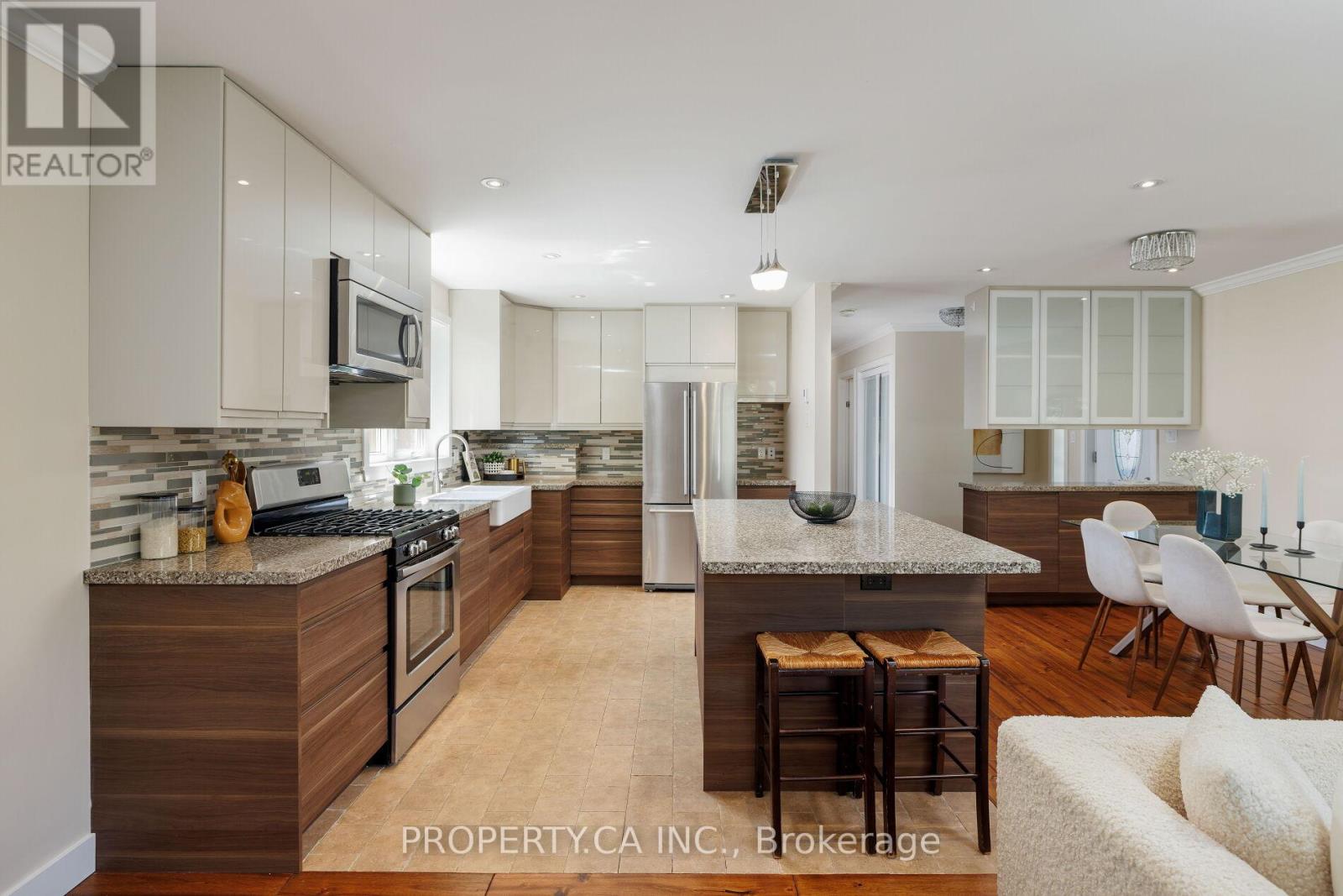 316 Renforth Drive, Toronto (Markland Wood), Ontario  M9C 2L3 - Photo 7 - W12407507