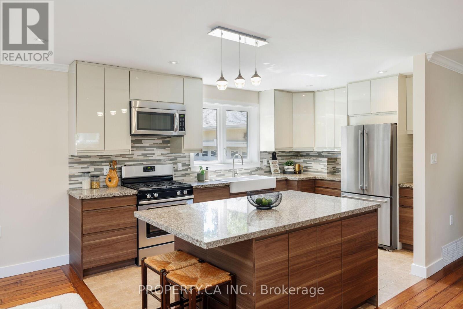 316 Renforth Drive, Toronto (Markland Wood), Ontario  M9C 2L3 - Photo 8 - W12407507
