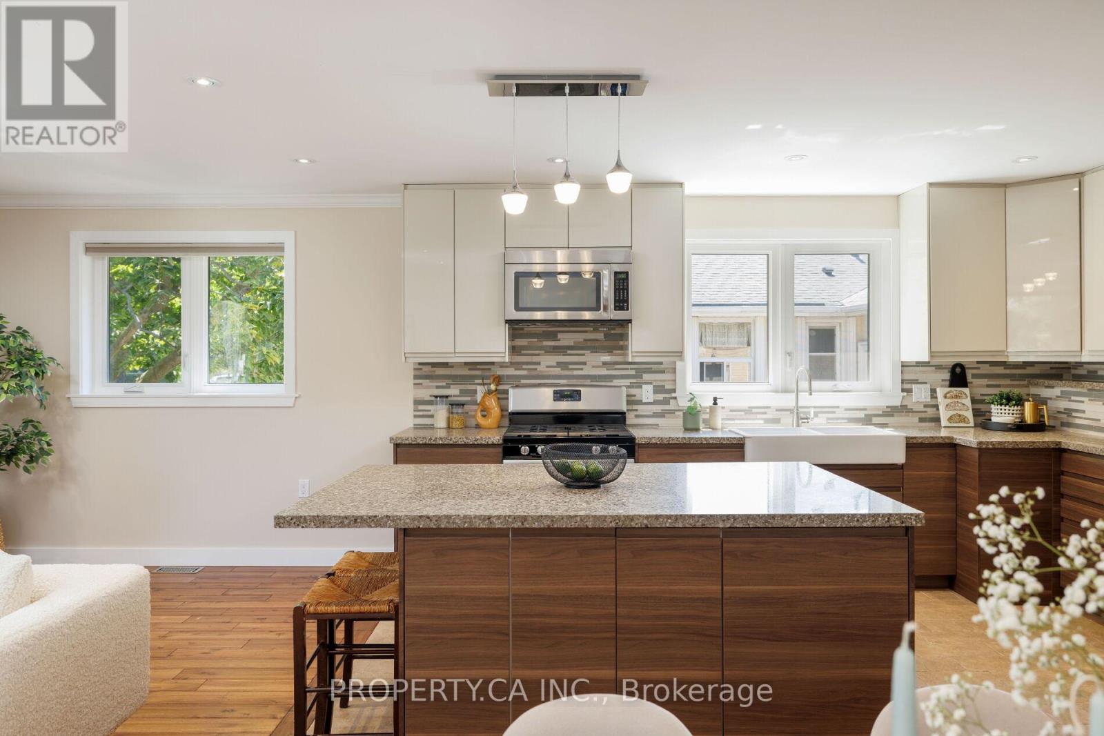 316 Renforth Drive, Toronto (Markland Wood), Ontario  M9C 2L3 - Photo 9 - W12407507