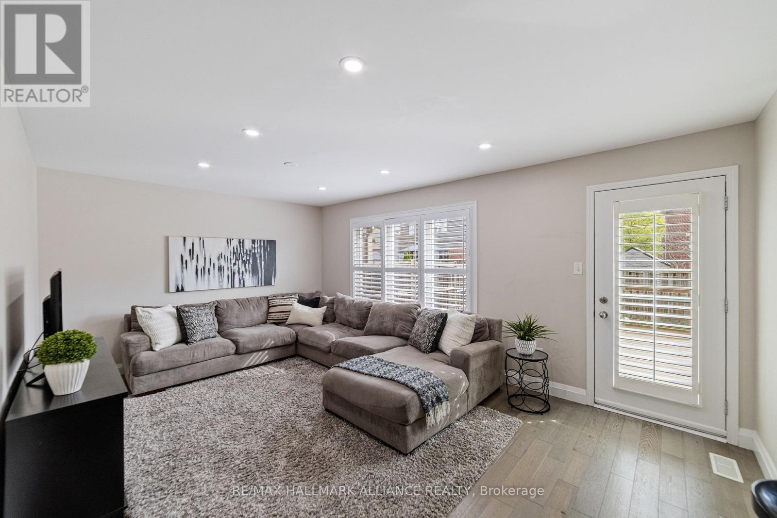402 Schreyer Crescent, Milton, Ontario  L9T 7T2 - Photo 10 - W12407513