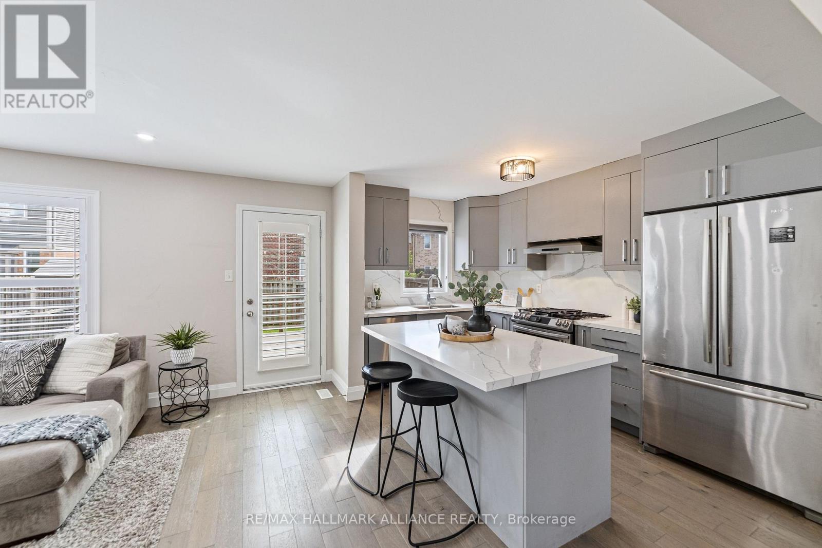 402 Schreyer Crescent, Milton, Ontario  L9T 7T2 - Photo 6 - W12407513