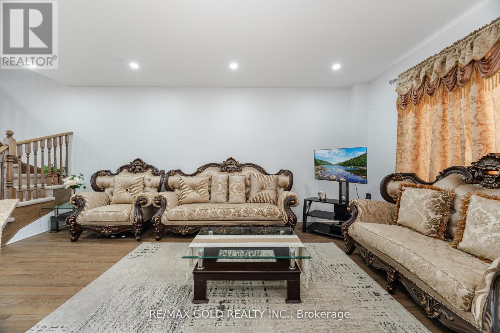 62 Valley Lane, Caledon, Ontario  L7C 4A7 - Photo 12 - W12407569
