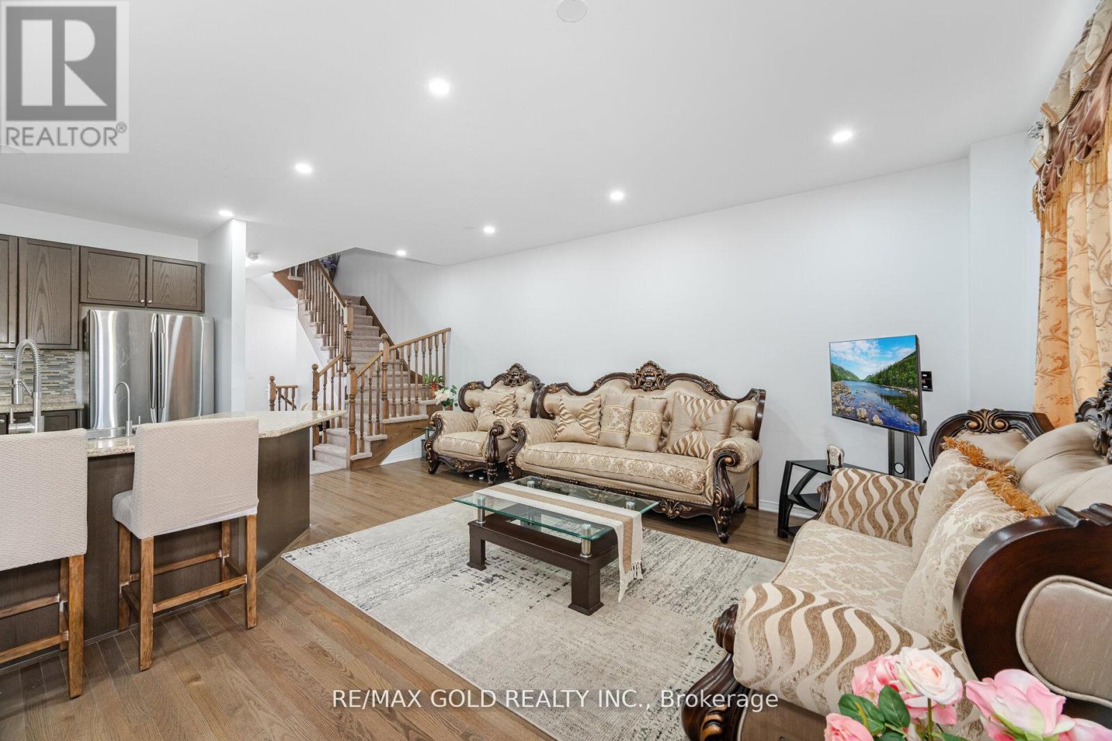 62 Valley Lane, Caledon, Ontario  L7C 4A7 - Photo 15 - W12407569