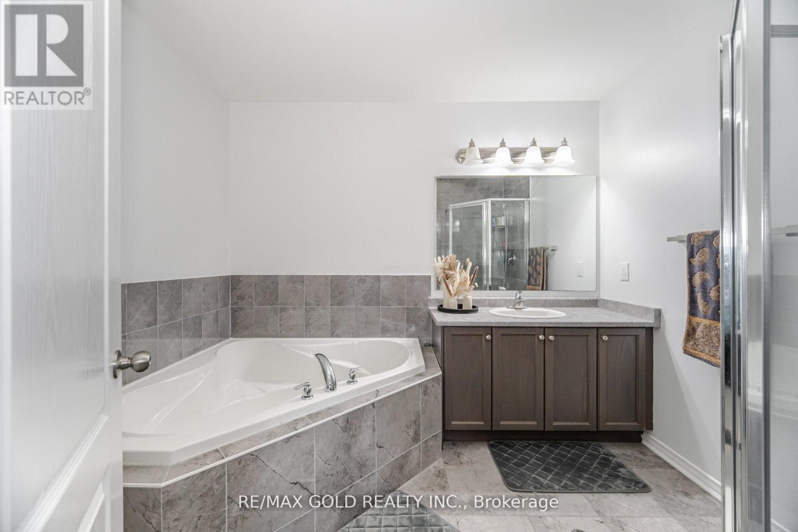 62 Valley Lane, Caledon, Ontario  L7C 4A7 - Photo 21 - W12407569