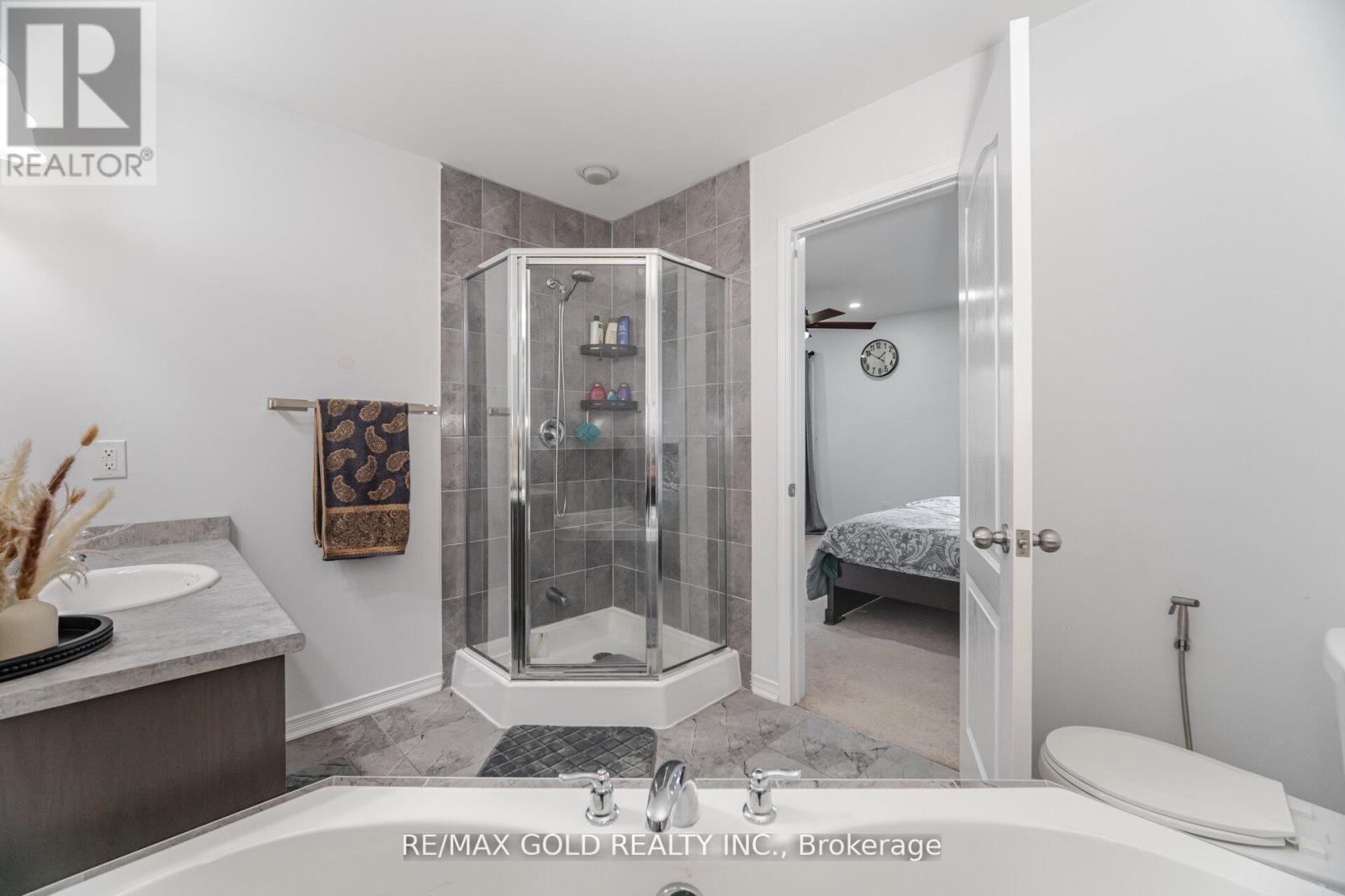 62 Valley Lane, Caledon, Ontario  L7C 4A7 - Photo 22 - W12407569