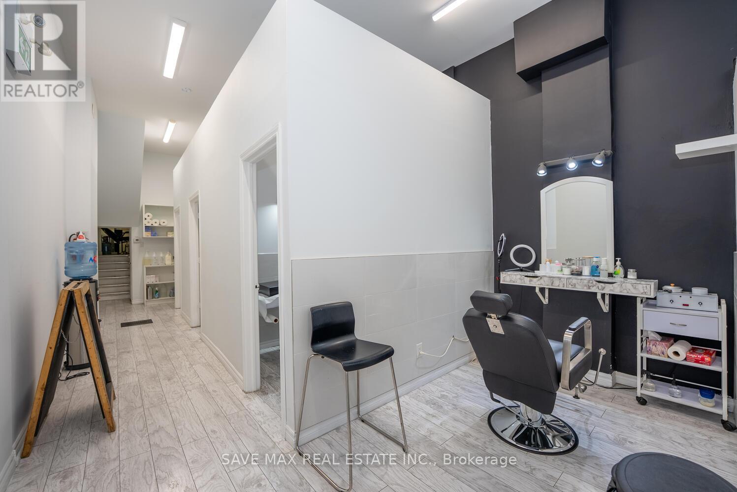 910 Bloor Street W, Toronto (Dovercourt-Wallace Emerson-Junction), Ontario  M6H 1L1 - Photo 18 - W12407587