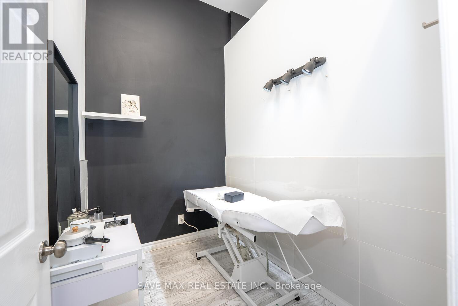 910 Bloor Street W, Toronto (Dovercourt-Wallace Emerson-Junction), Ontario  M6H 1L1 - Photo 22 - W12407587