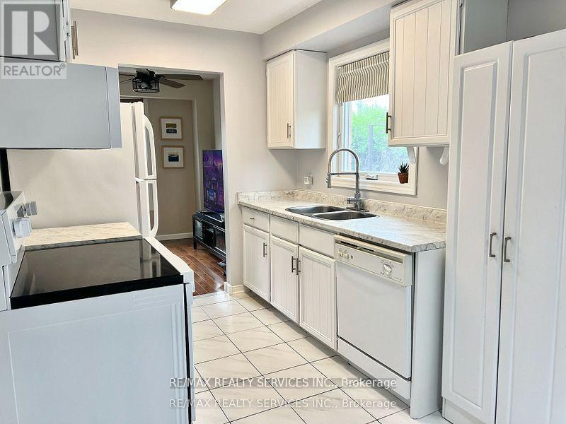 3 Oleander Crescent, Brampton (Heart Lake East), Ontario  L6Z 2C1 - Photo 12 - W12407596