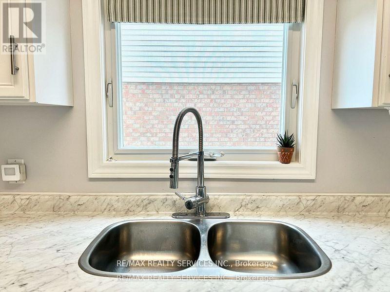3 Oleander Crescent, Brampton (Heart Lake East), Ontario  L6Z 2C1 - Photo 15 - W12407596