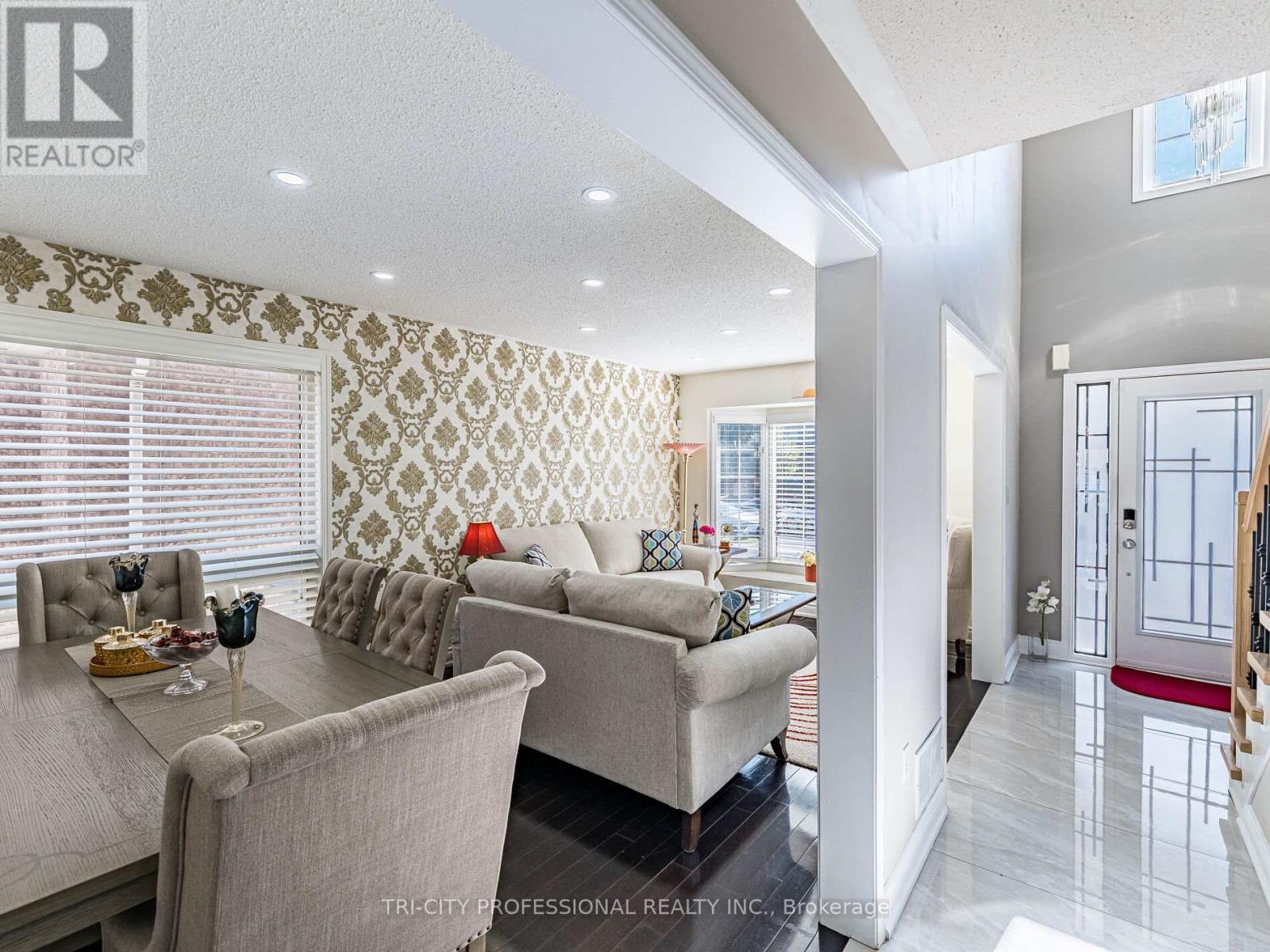 18 Sugarhill Drive, Brampton, Ontario  L7A 3L8 - Photo 10 - W12407626