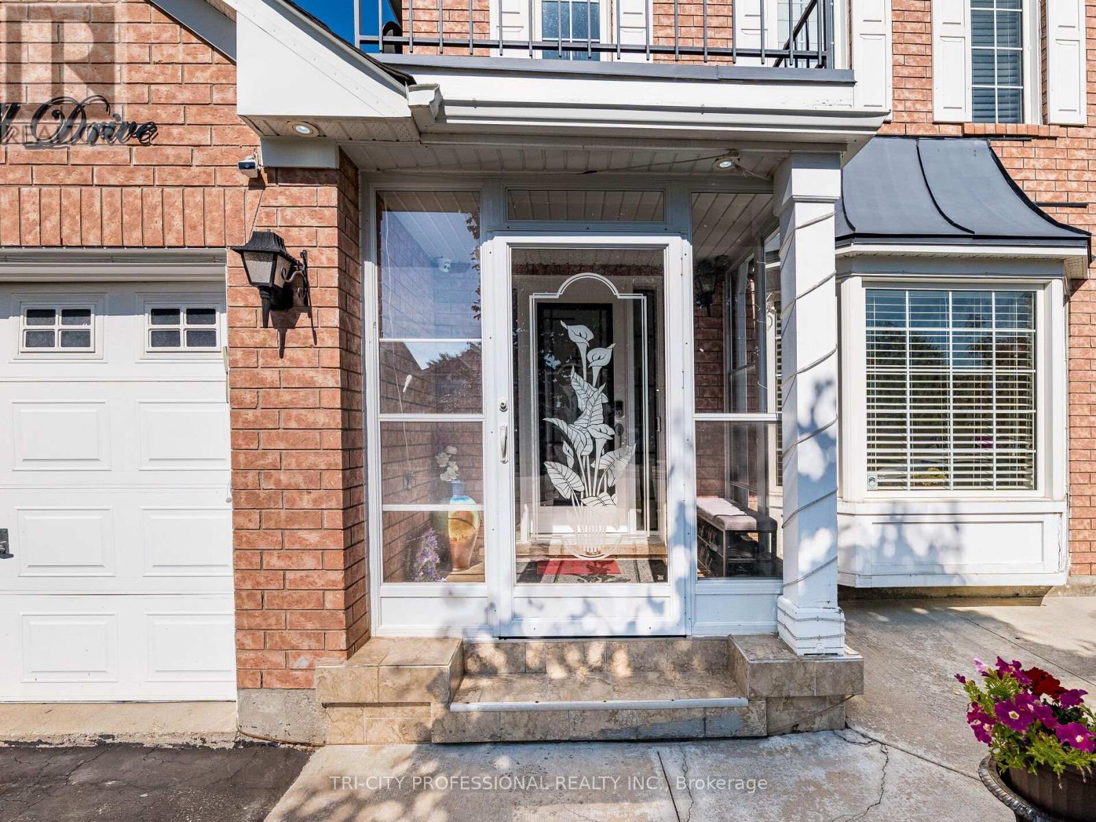 18 Sugarhill Drive, Brampton, Ontario  L7A 3L8 - Photo 6 - W12407626
