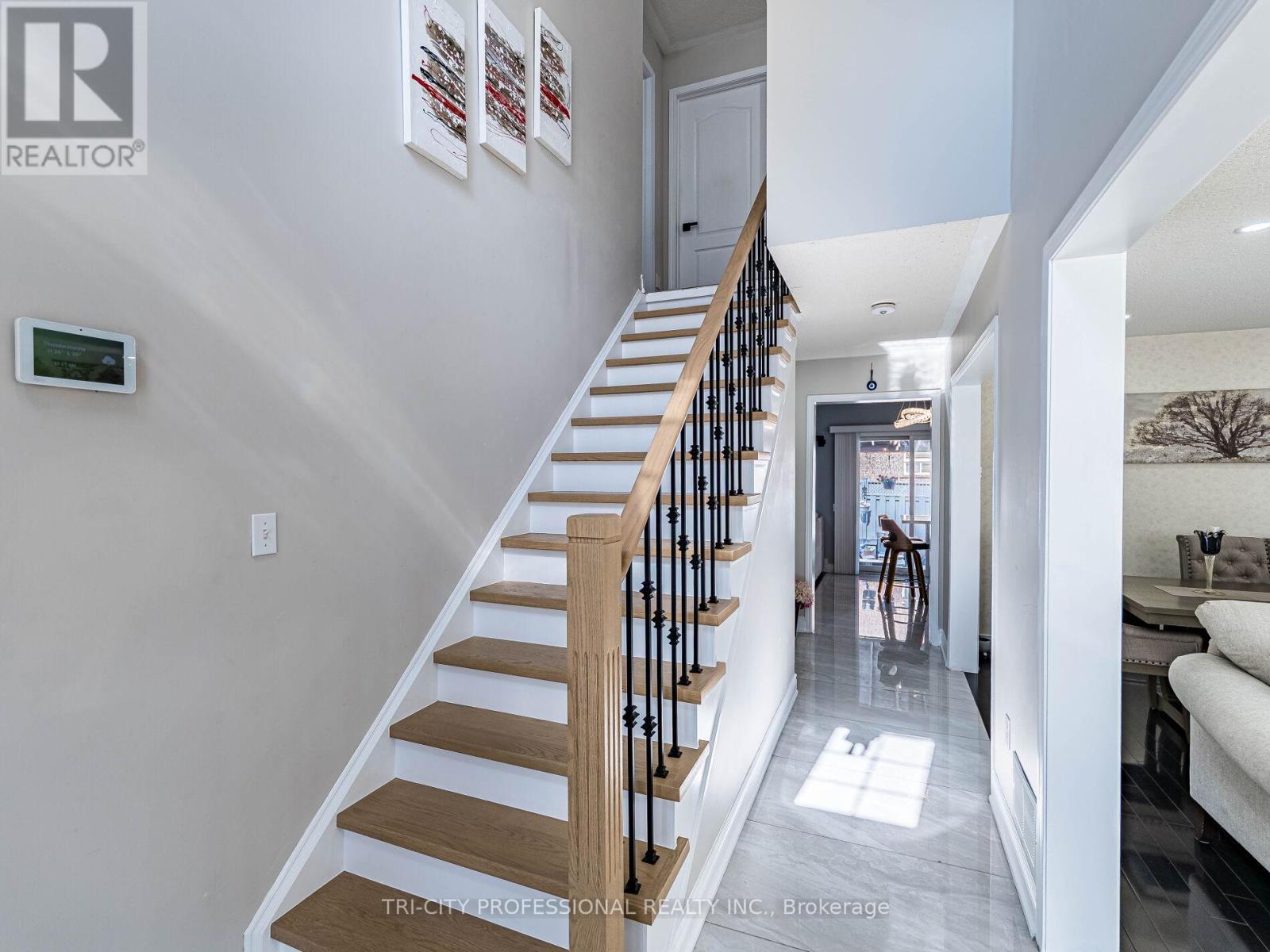 18 Sugarhill Drive, Brampton, Ontario  L7A 3L8 - Photo 8 - W12407626