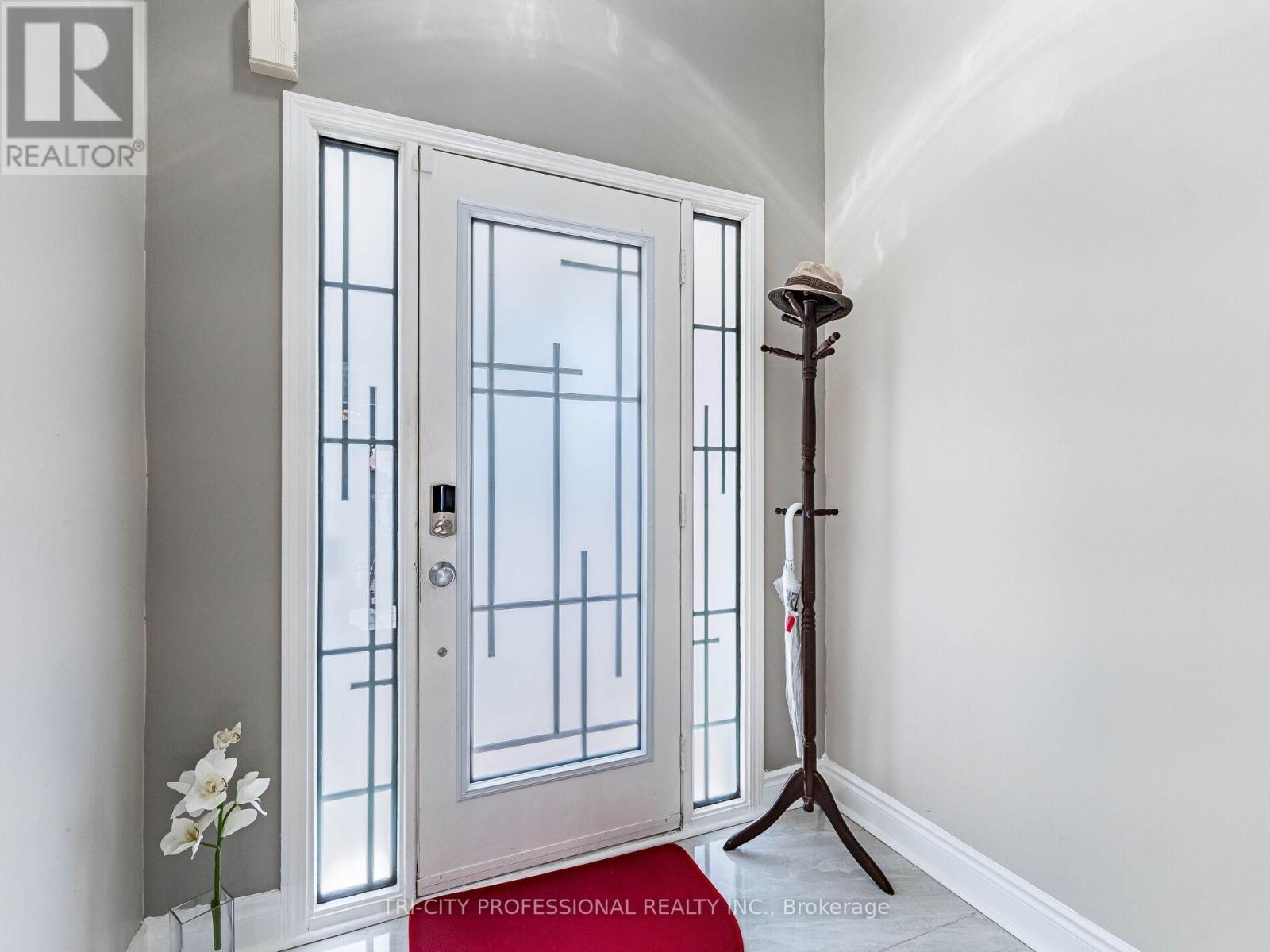 18 Sugarhill Drive, Brampton, Ontario  L7A 3L8 - Photo 9 - W12407626