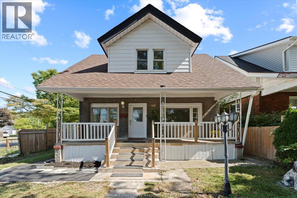 MLS# 25023572: 904 Elm AVENUE, Windsor, Canada