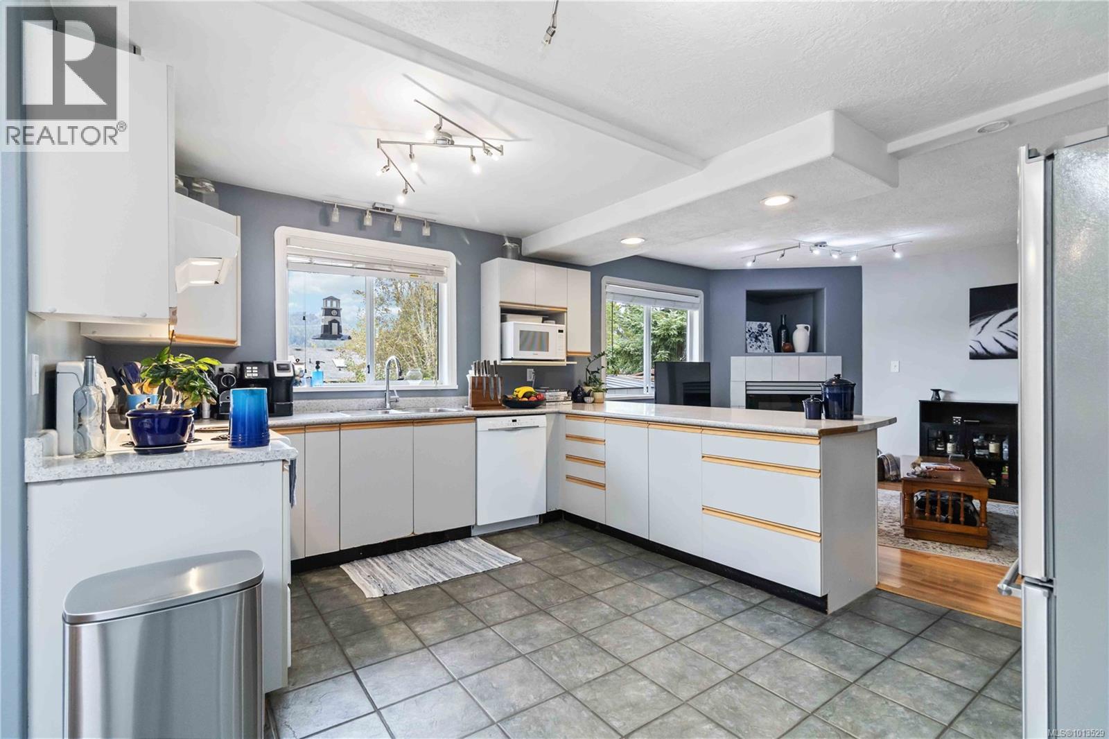 Property at 6598 Felderhof Rd image 3