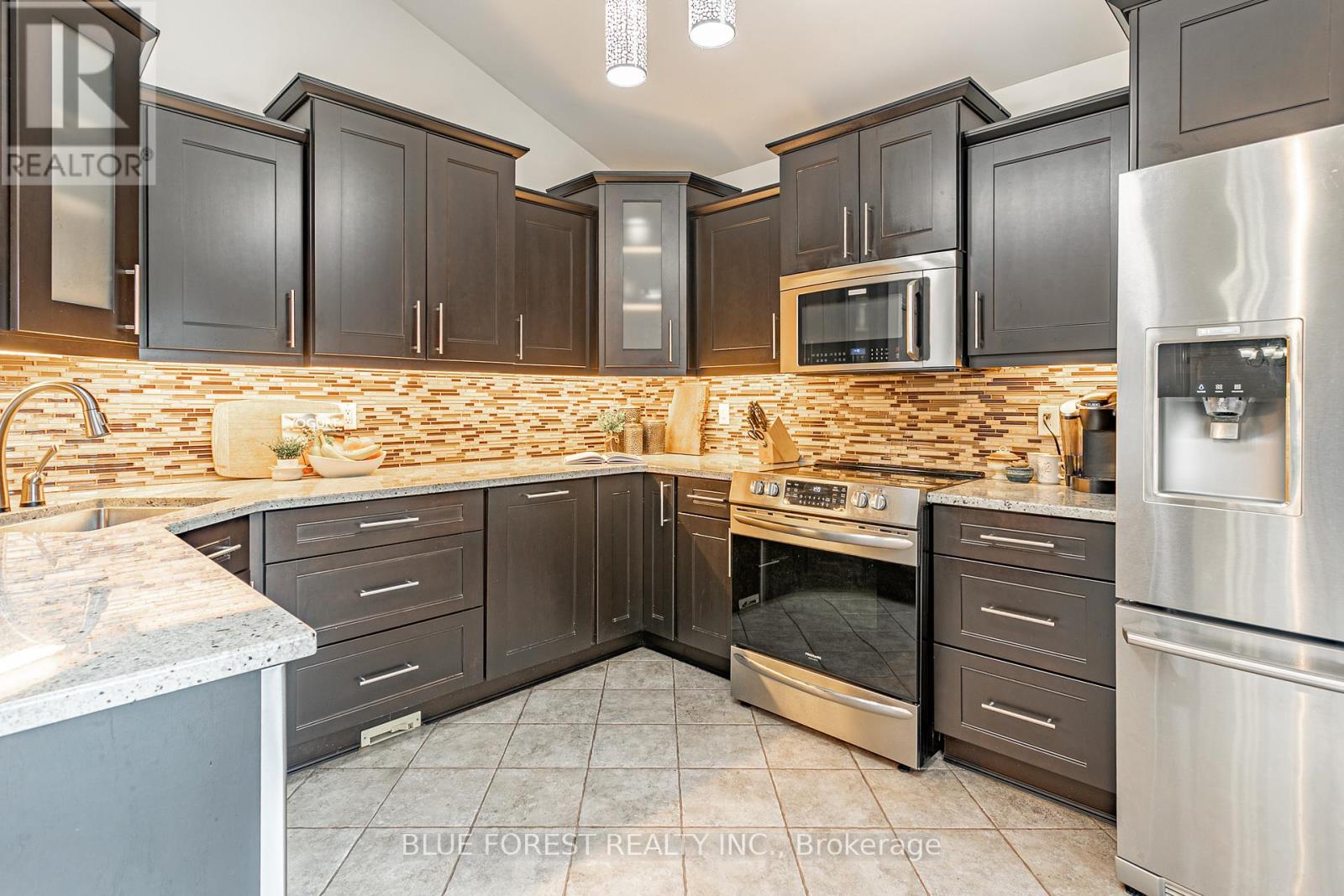 49 Parkview Drive, Thames Centre, Ontario  N0L 1G2 - Photo 7 - X12407707