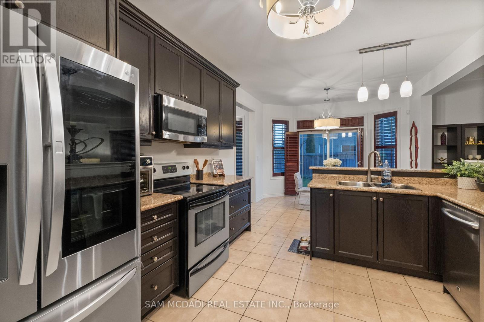 700 Serafini Crescent, Milton, Ontario  L9T 7P4 - Photo 12 - W12407695
