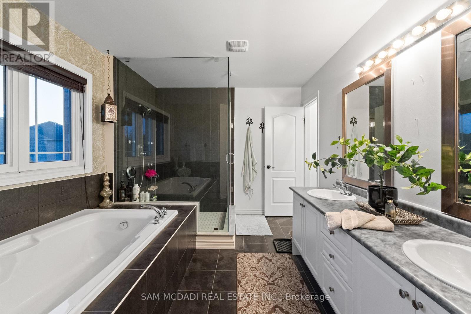 700 Serafini Crescent, Milton, Ontario  L9T 7P4 - Photo 22 - W12407695