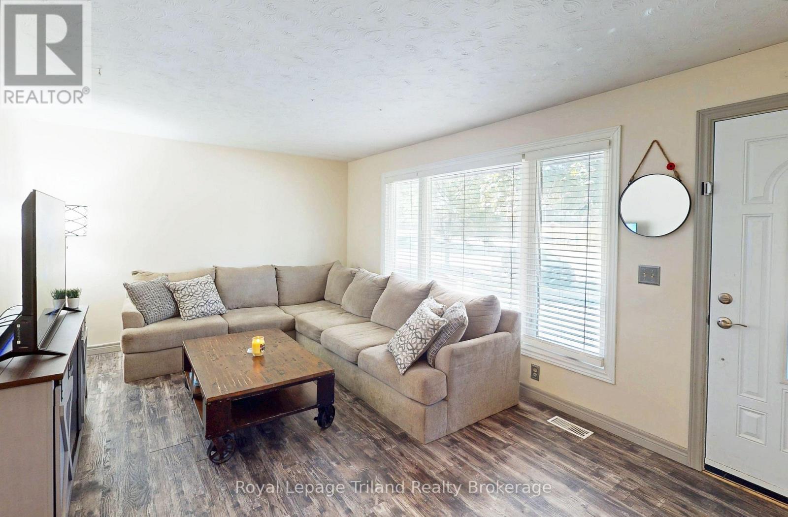 6 Elmwood Crescent, Woodstock, Ontario  N4S 2K5 - Photo 4 - X12407705