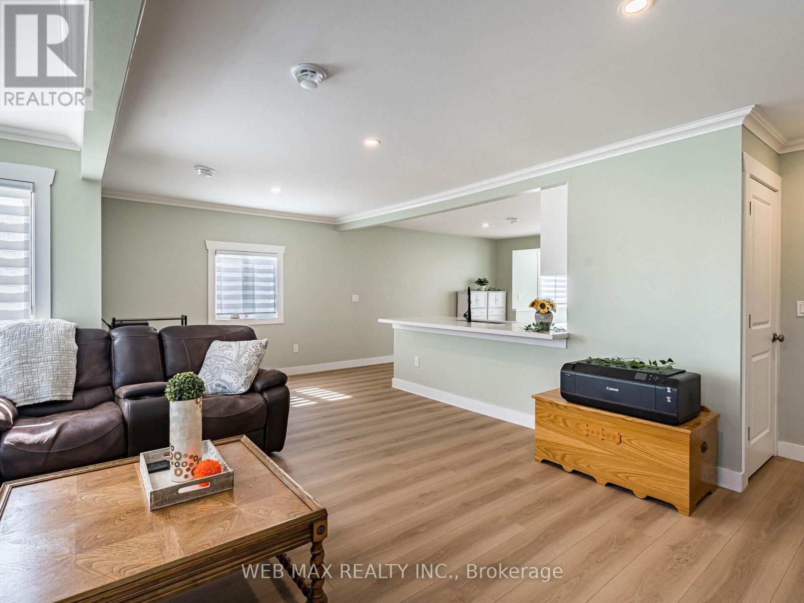 206 Parkview Drive, Innisfil, Ontario  L0L 1K0 - Photo 10 - N12407751