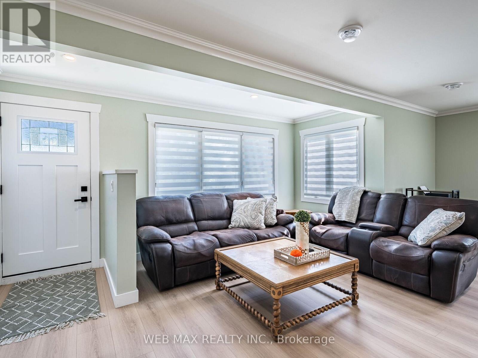 206 Parkview Drive, Innisfil, Ontario  L0L 1K0 - Photo 11 - N12407751
