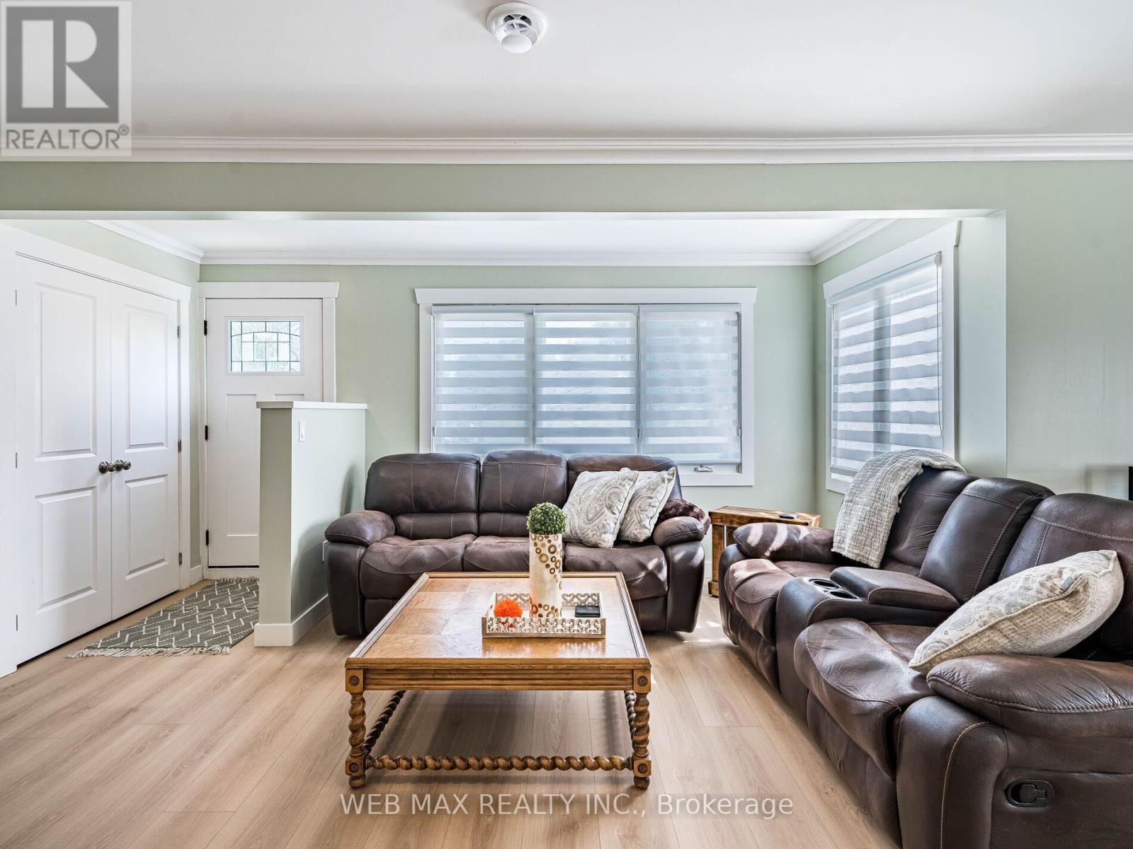 206 Parkview Drive, Innisfil, Ontario  L0L 1K0 - Photo 12 - N12407751