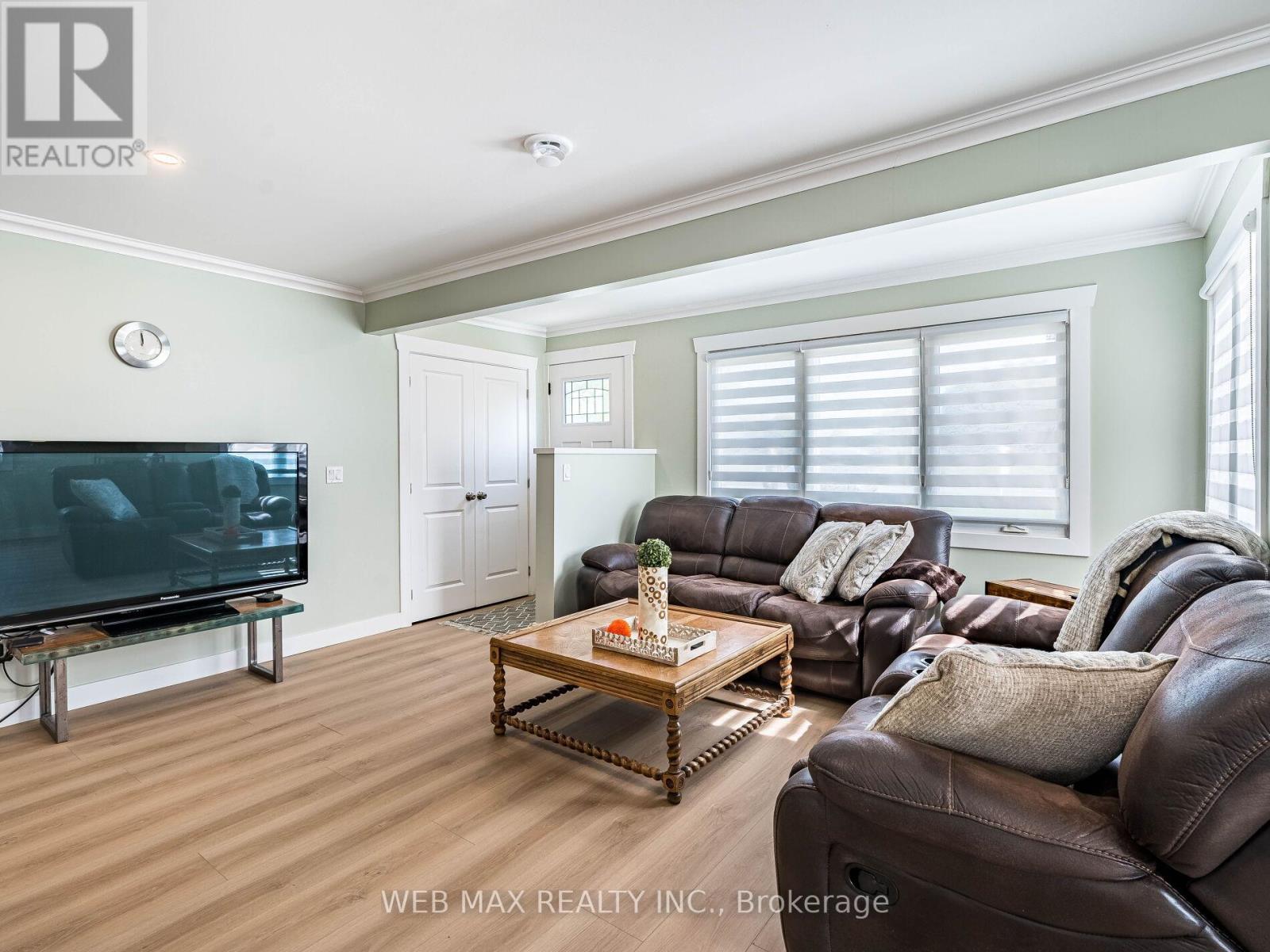 206 Parkview Drive, Innisfil, Ontario  L0L 1K0 - Photo 13 - N12407751