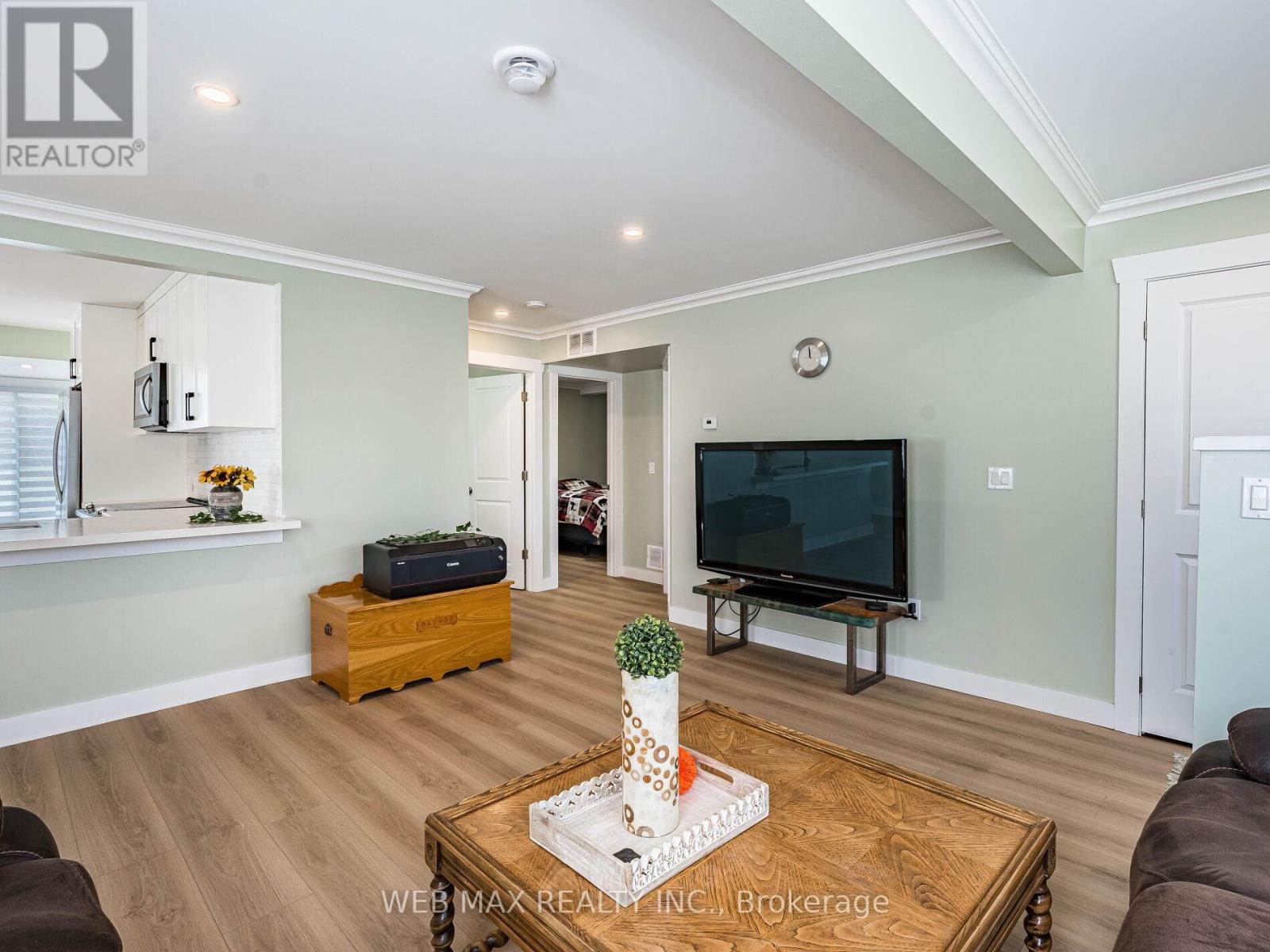 206 Parkview Drive, Innisfil, Ontario  L0L 1K0 - Photo 14 - N12407751