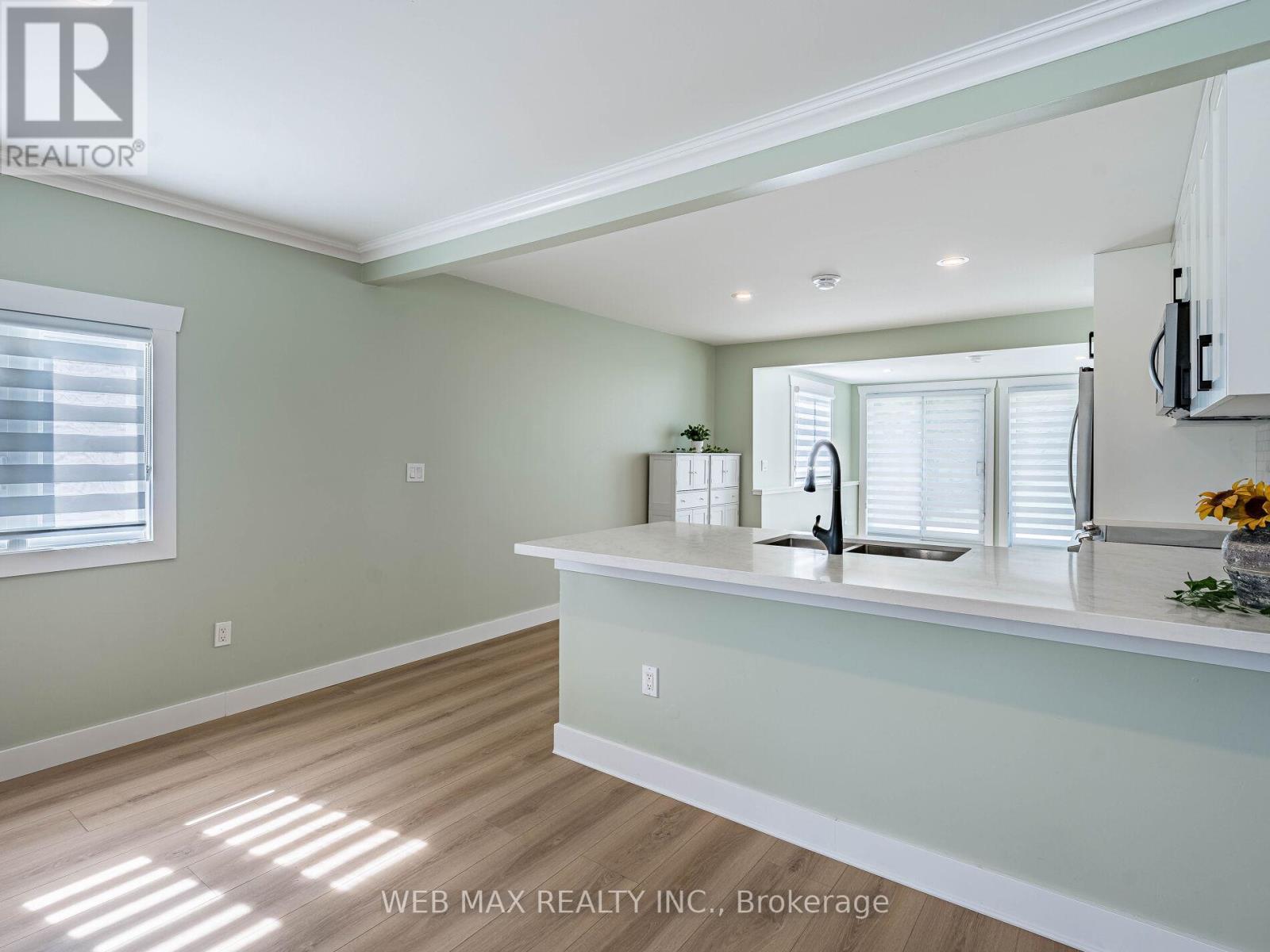 206 Parkview Drive, Innisfil, Ontario  L0L 1K0 - Photo 15 - N12407751