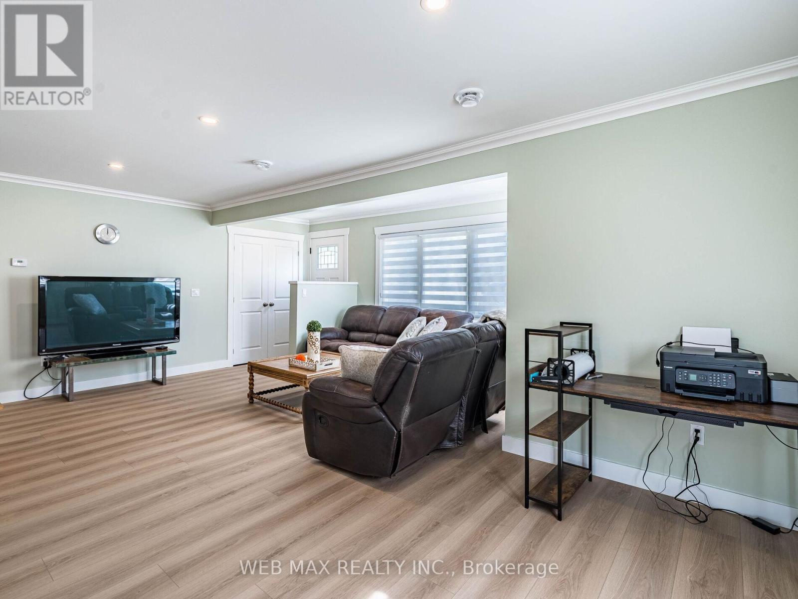 206 Parkview Drive, Innisfil, Ontario  L0L 1K0 - Photo 17 - N12407751