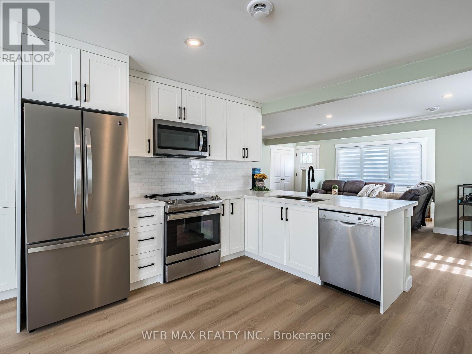 206 Parkview Drive, Innisfil, Ontario  L0L 1K0 - Photo 18 - N12407751