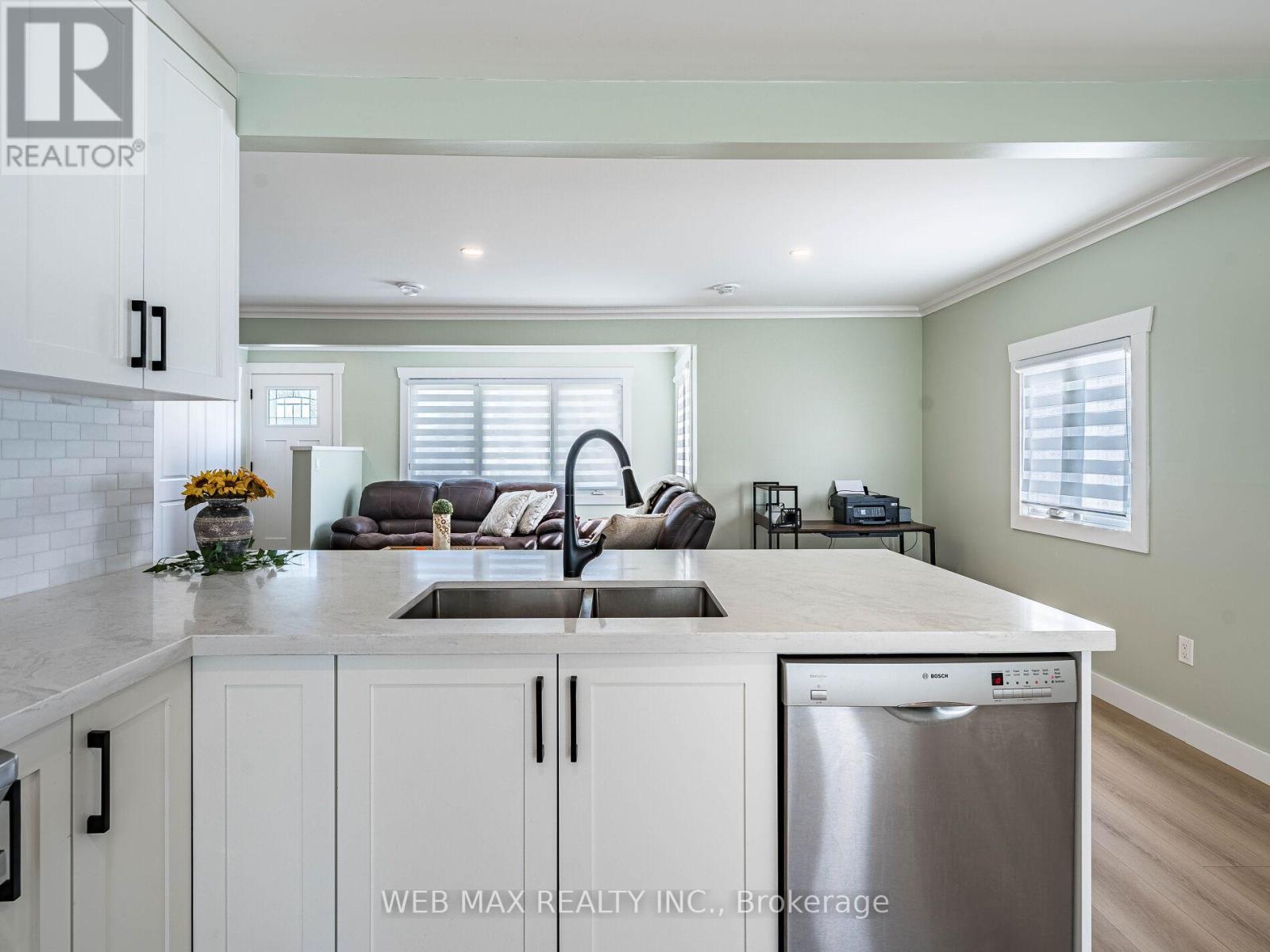 206 Parkview Drive, Innisfil, Ontario  L0L 1K0 - Photo 19 - N12407751