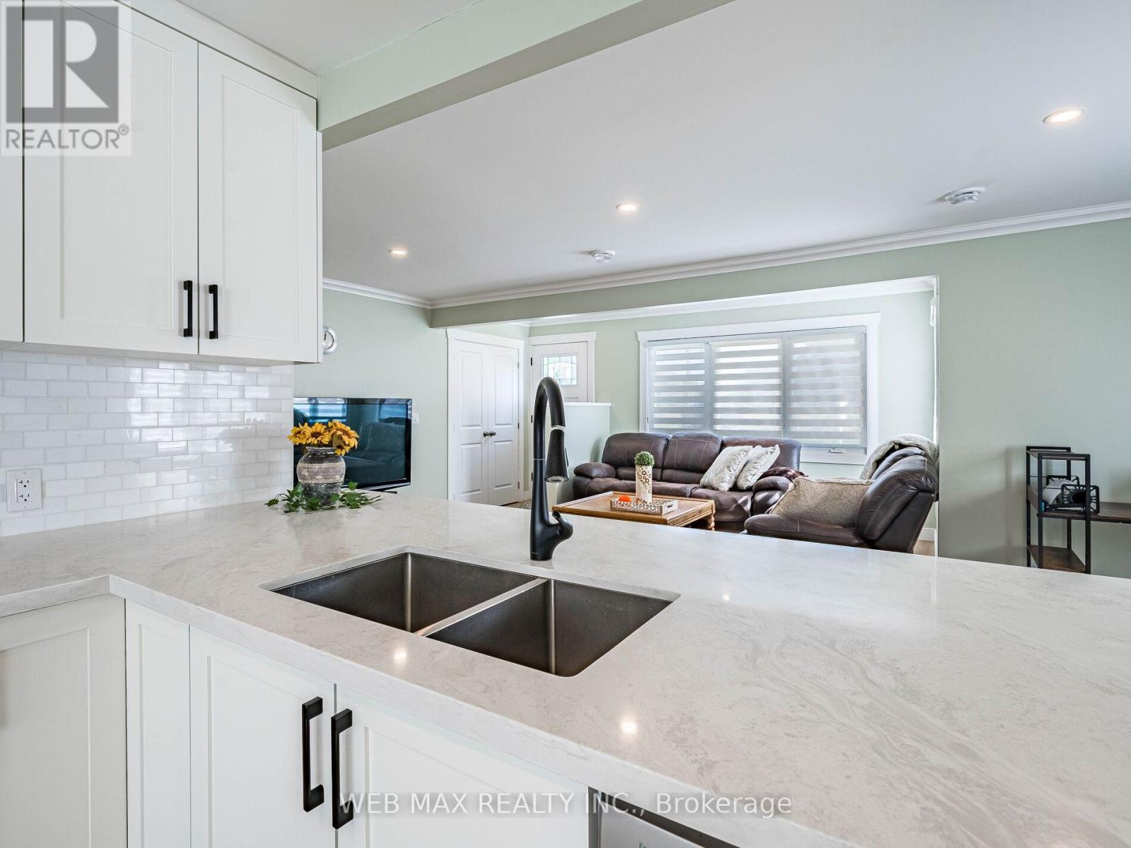 206 Parkview Drive, Innisfil, Ontario  L0L 1K0 - Photo 20 - N12407751