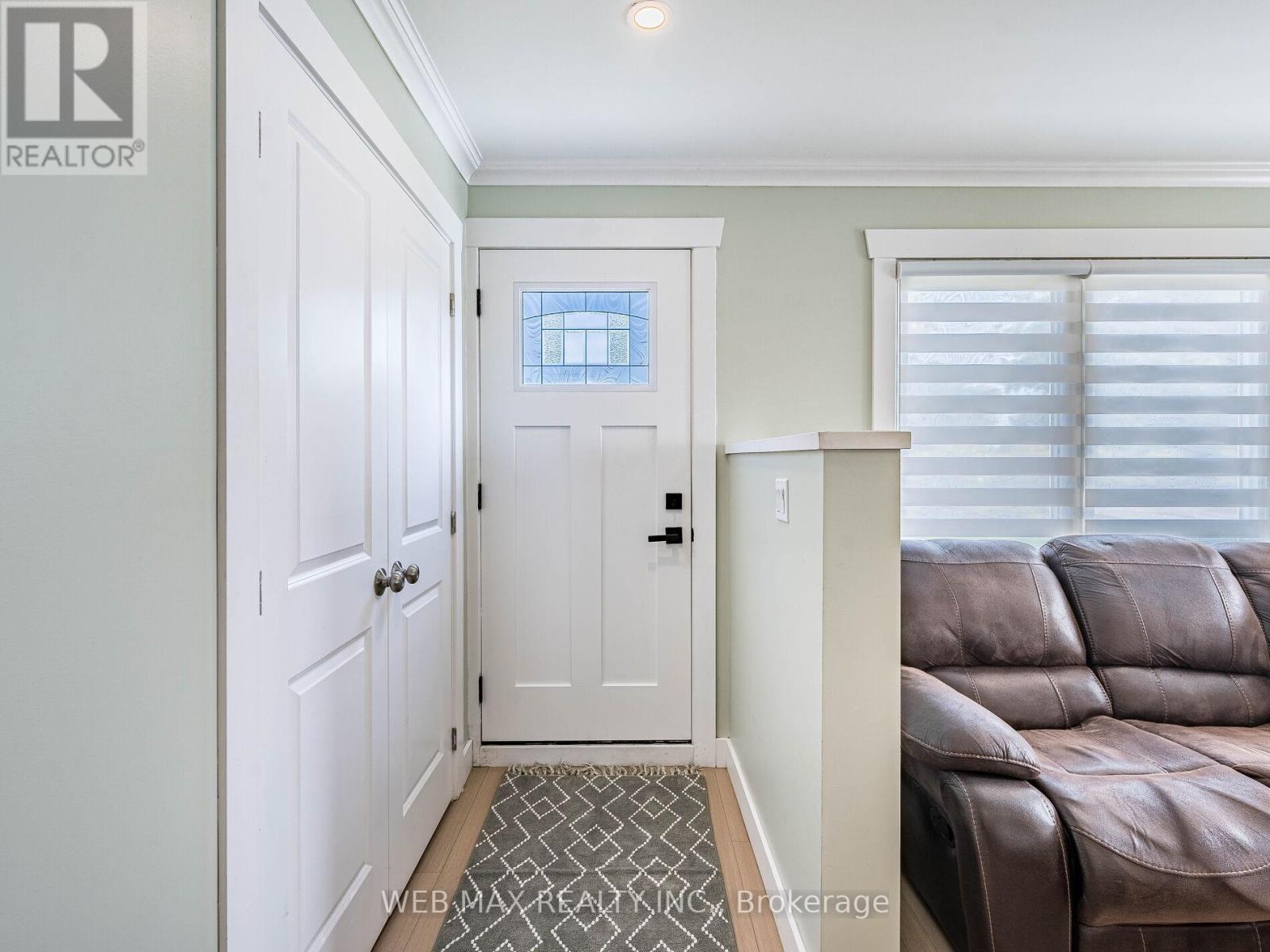 206 Parkview Drive, Innisfil, Ontario  L0L 1K0 - Photo 9 - N12407751