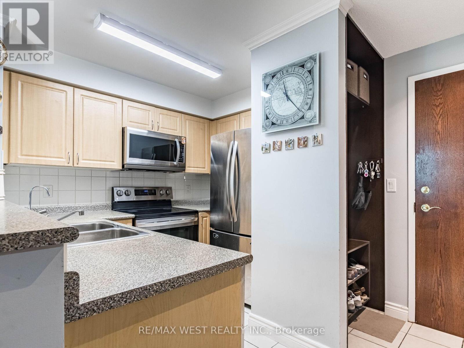 101 - 9 Michael Power Place, Toronto, Ontario  M9A 0A5 - Photo 12 - W12407744