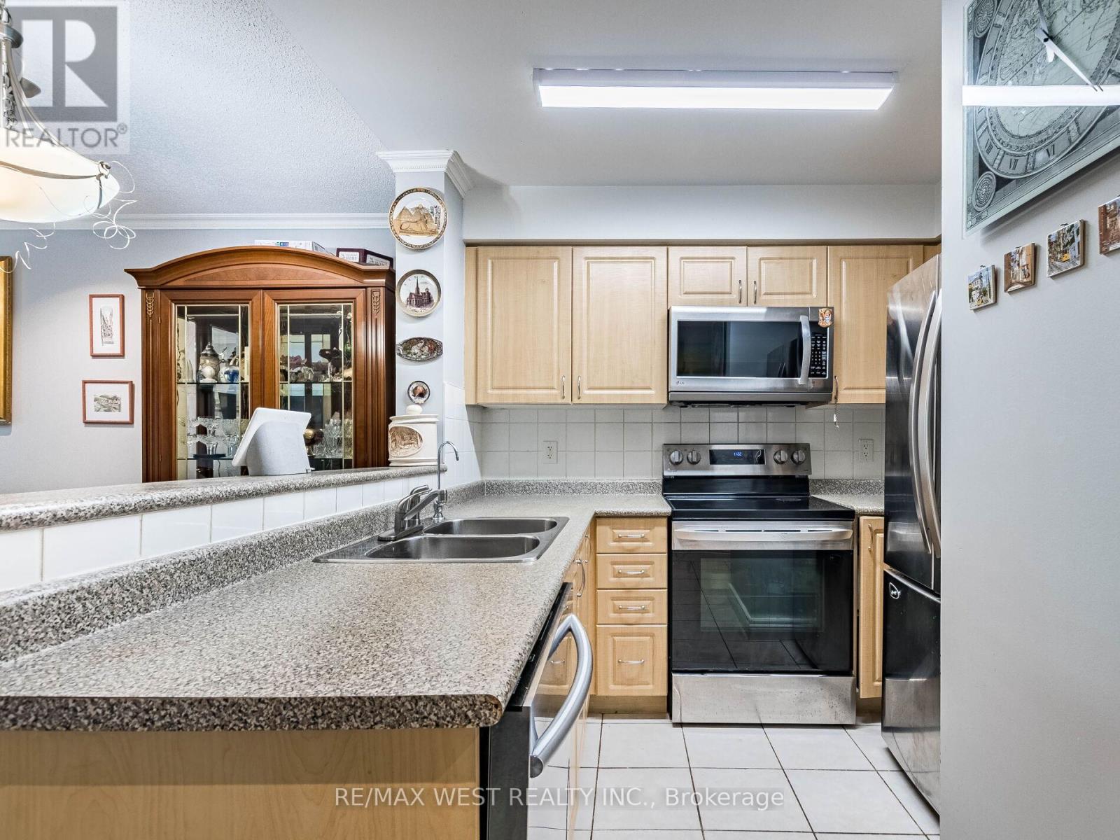 101 - 9 Michael Power Place, Toronto, Ontario  M9A 0A5 - Photo 13 - W12407744