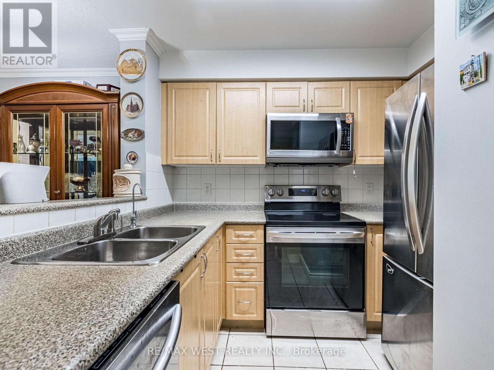 101 - 9 Michael Power Place, Toronto, Ontario  M9A 0A5 - Photo 14 - W12407744
