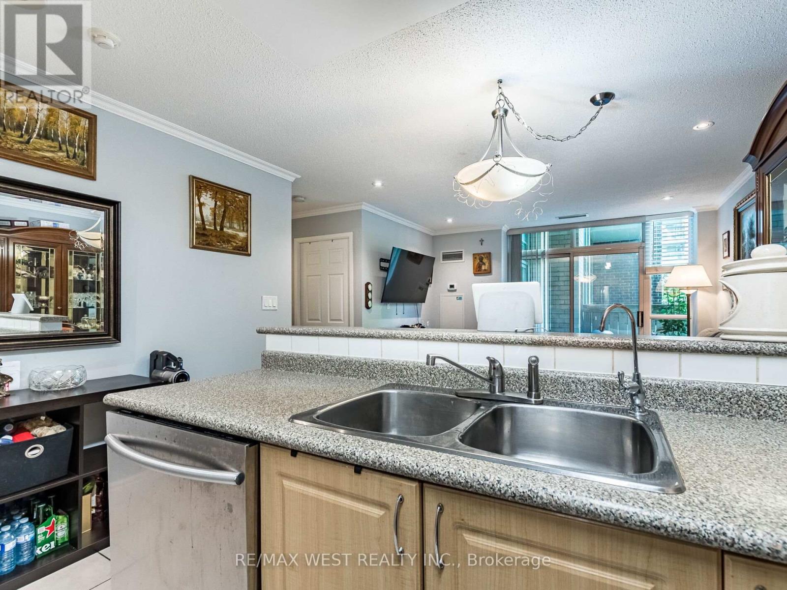 101 - 9 Michael Power Place, Toronto, Ontario  M9A 0A5 - Photo 17 - W12407744