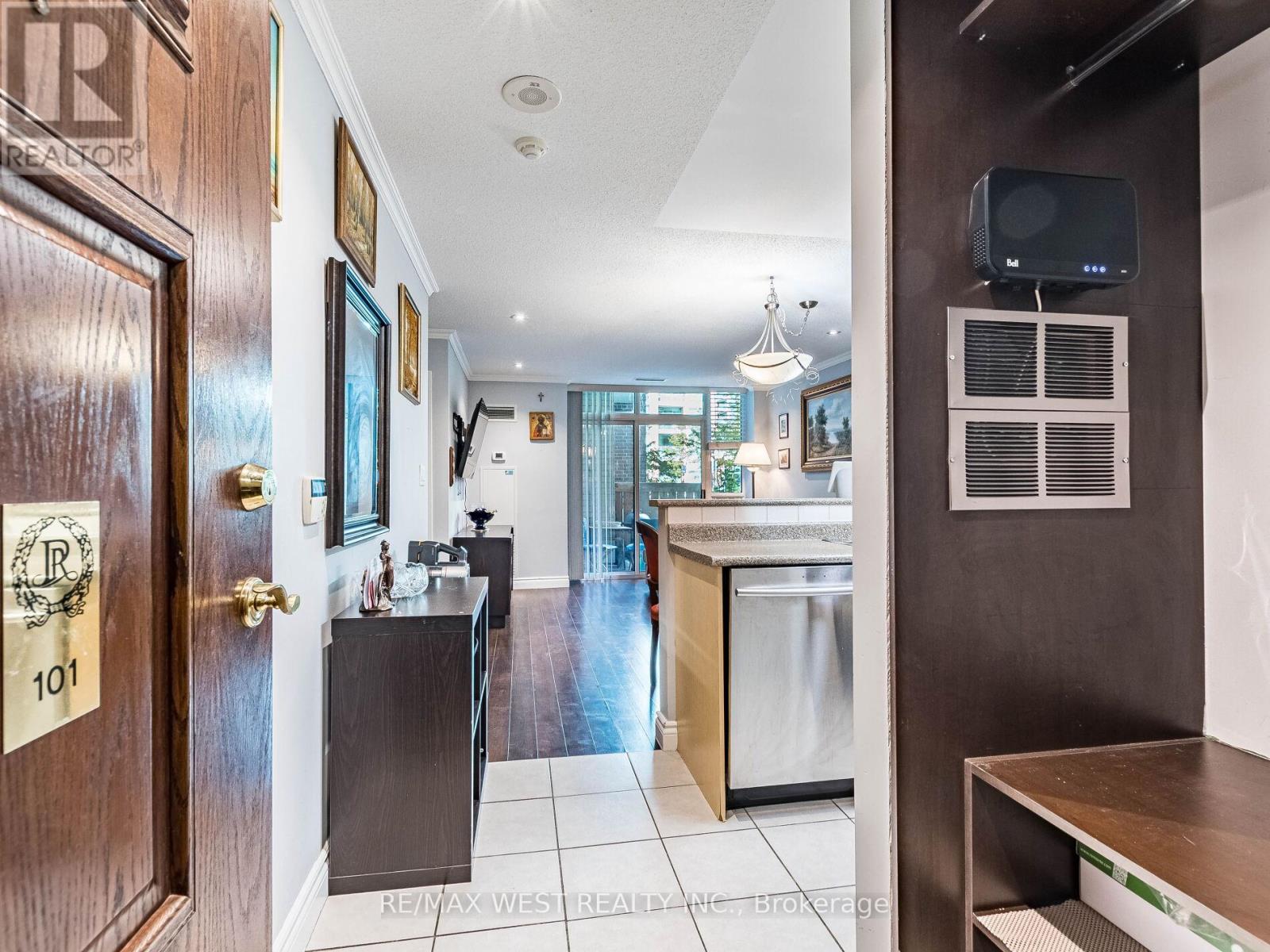 101 - 9 Michael Power Place, Toronto, Ontario  M9A 0A5 - Photo 7 - W12407744
