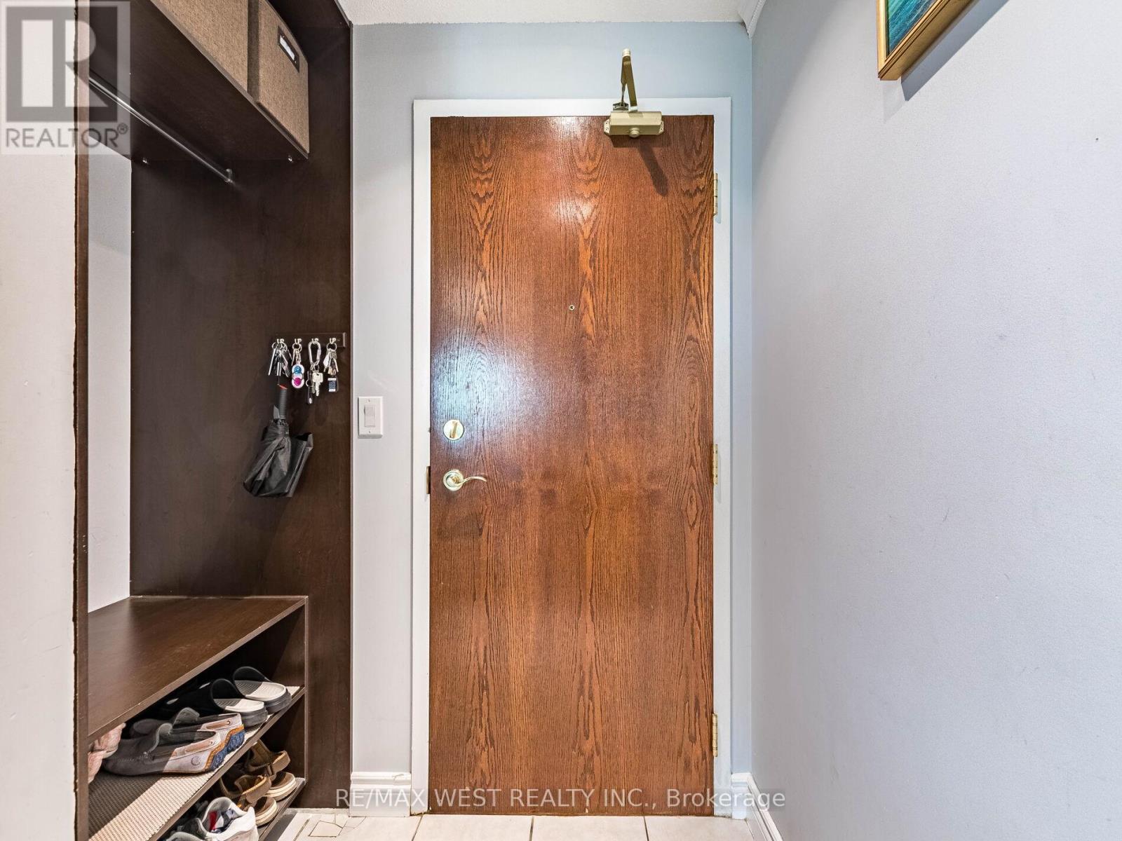 101 - 9 Michael Power Place, Toronto, Ontario  M9A 0A5 - Photo 8 - W12407744