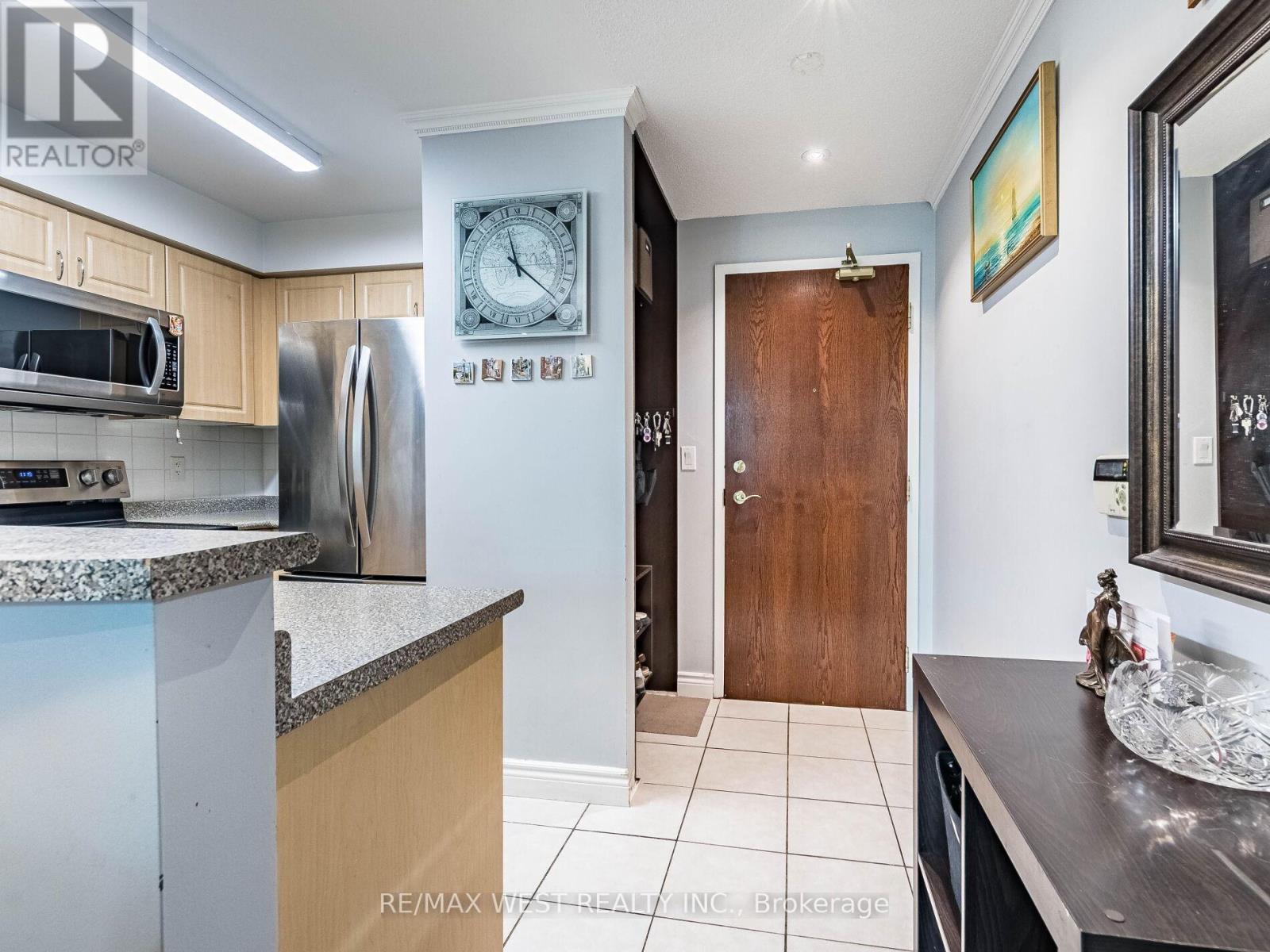 101 - 9 Michael Power Place, Toronto, Ontario  M9A 0A5 - Photo 9 - W12407744