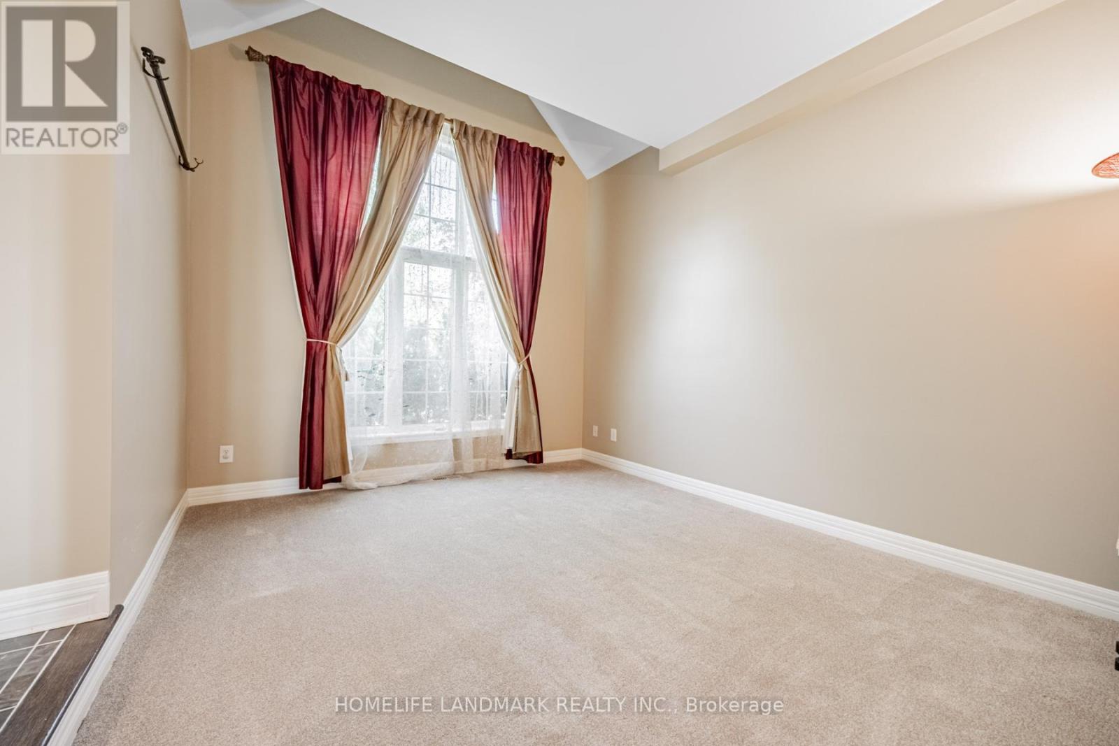 2481 Whistling Springs Crescent, Oakville, Ontario  L6M 5G3 - Photo 6 - W12407776