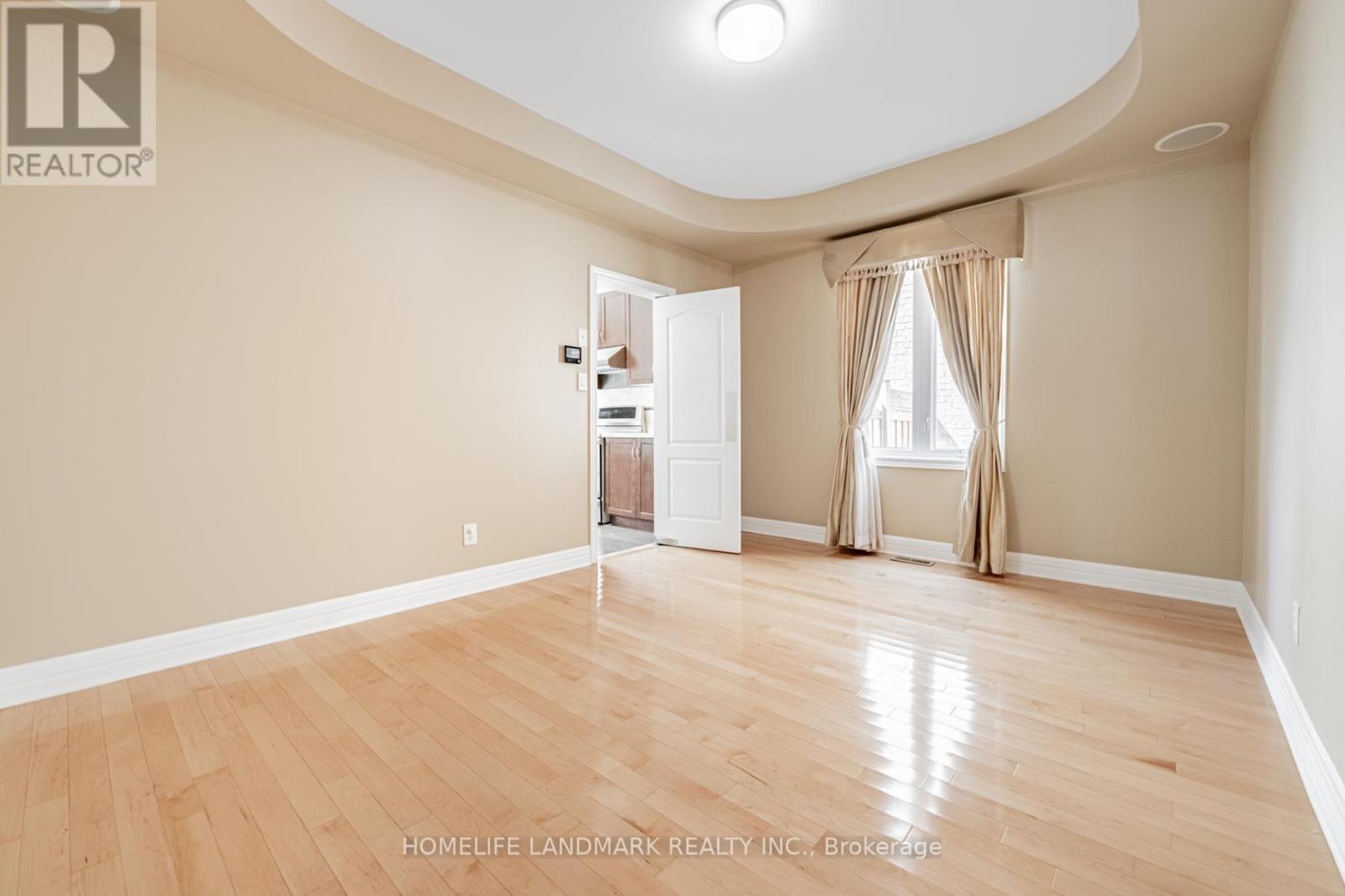 2481 Whistling Springs Crescent, Oakville, Ontario  L6M 5G3 - Photo 9 - W12407776